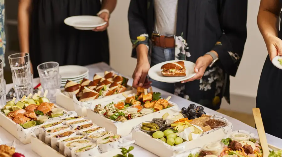 Gemeinsames Essen an langer Tafel