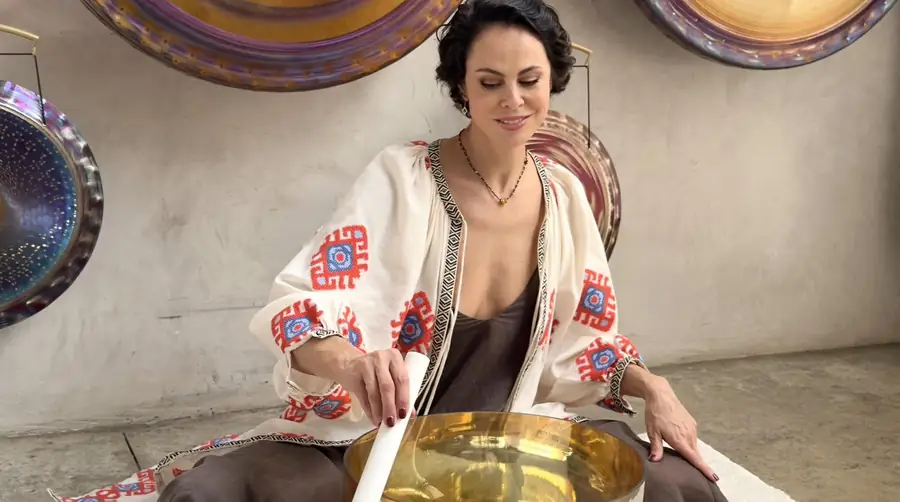 Natalia Yegorova beim Sound Healing mit Klangschalen