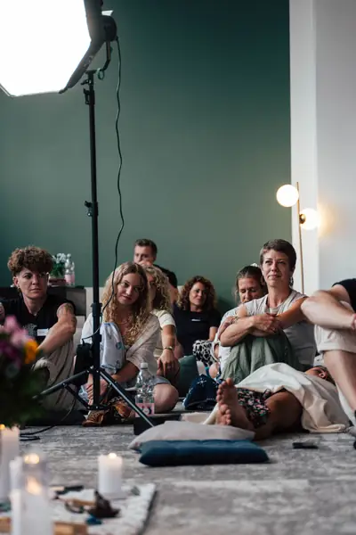 Frauen im Kreis beim Live-Event