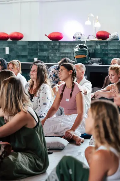 Die Gruppe im Raum