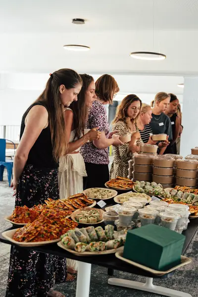 Gemeinsames Essen am Buffet